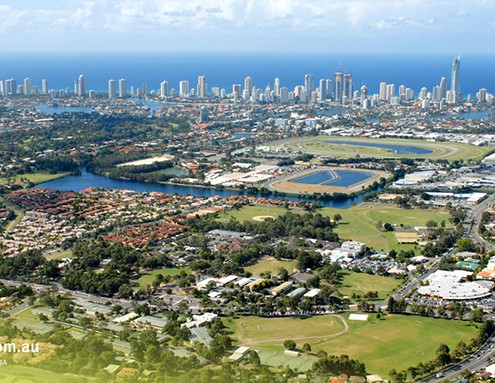 Benowa SHS_12 Benowa SHS: Blick über die Gold Coast (Benowa SHS am unteren Rand links von der Mitte)