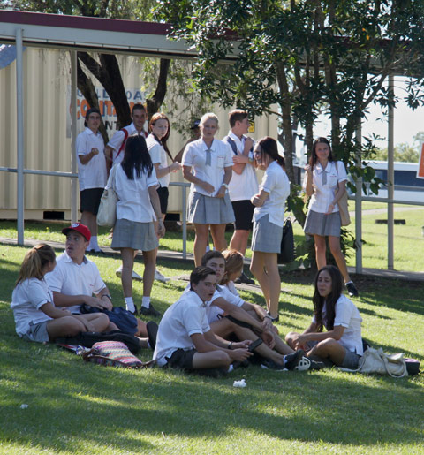 Schüler in der Pause Schüler sitzen in der Pause auf dem Rasen des Schulgeländes