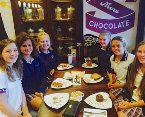 Nicole im Kreis ihrer Mitschülerinnen