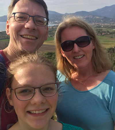 Anna mit ihren Eltern