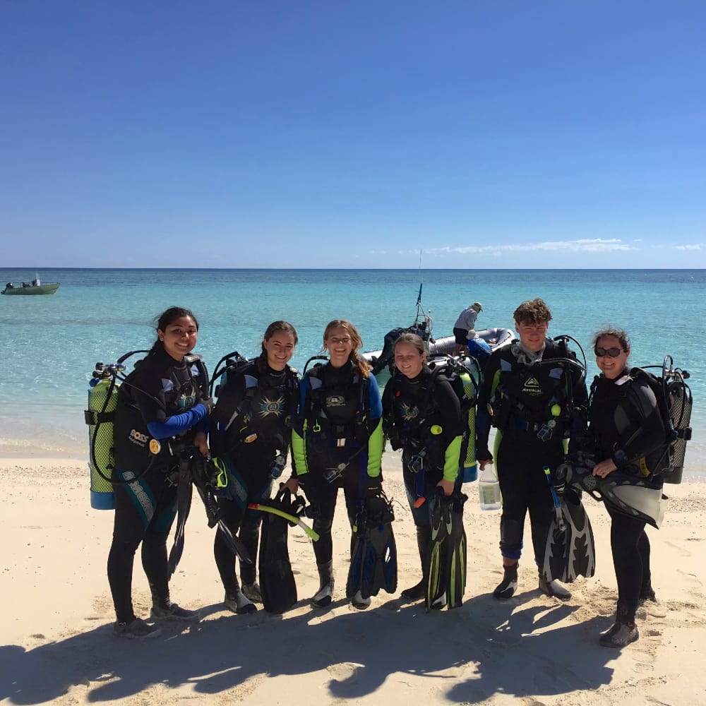 Tauchunterricht beim Schüleraustausch in Australien Ein Gruppe von Tauchschülern während einem Schüleraustausch in Australien