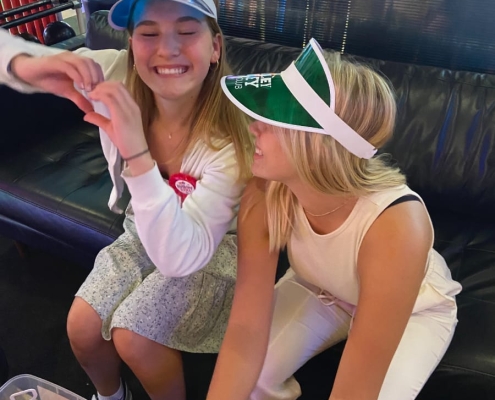 Leni (links) an ihrem Geburtstag beim Bowlen Leni (links) an ihrem Geburtstag beim Bowlen