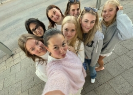 Leni (hinten mit Sonnenbrille) und Freundinnen Leni (ganz rechts) mit Freundinnen