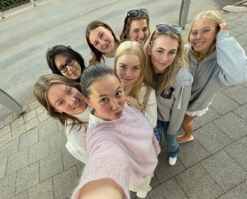Leni (hinten mit Sonnenbrille) und Freundinnen Leni (ganz rechts) mit Freundinnen