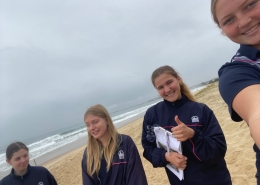 Leni (zweite von rechts) mit ihrem Geografiekurs am Alex Beach Leni (zweite von rechts) mit ihrem Geografiekurs am Alex Beach