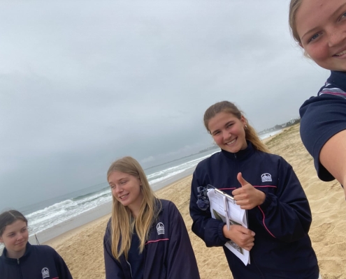 Leni (zweite von rechts) mit ihrem Geografiekurs am Alex Beach Leni (zweite von rechts) mit ihrem Geografiekurs am Alex Beach