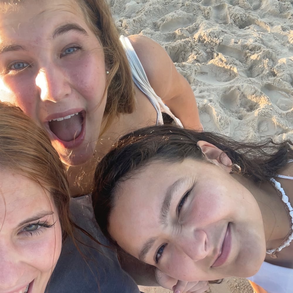 Leni am Strand mit Freundinnen