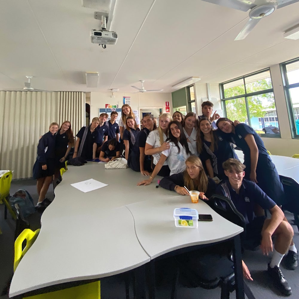 Leni: Verabschiedung der Internationals Verabschiedung der Internationals (Leni hinten im weißen Shirt)