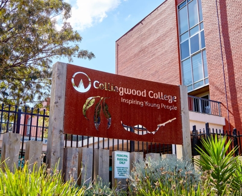 Collingwood College 4 Collingwood College Außenansicht mit Schild