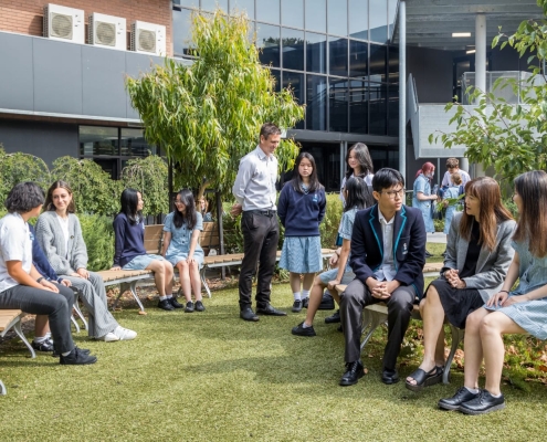 Elwood College 10 Elwood College, Gruppe von Schülern vor dem Schulgebäude