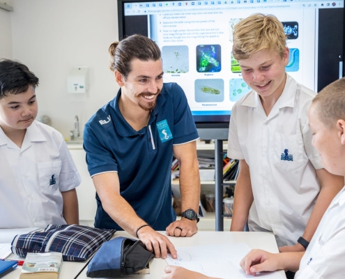 Elwood College 5 Elwood College, Lehrer mit drei Schülern