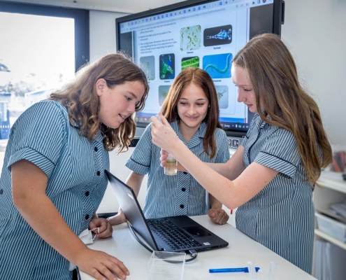 Elwood College 6 Elwood College, drei Schülerinnen