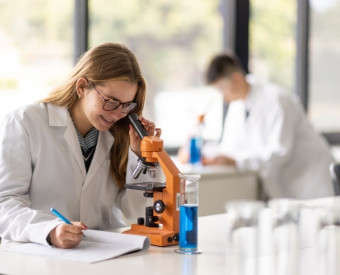 Elwood College 7 Elwood College, Schülerin am Mikroskop