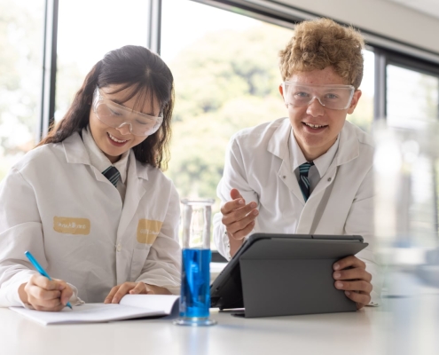 Elwood College 8 Elwood College, Zwei Schüler im Chemielabor