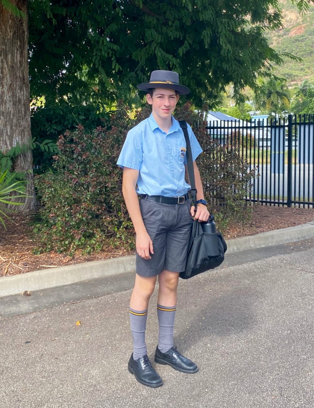 Leon in Schuluniform Leon in Schuluniform