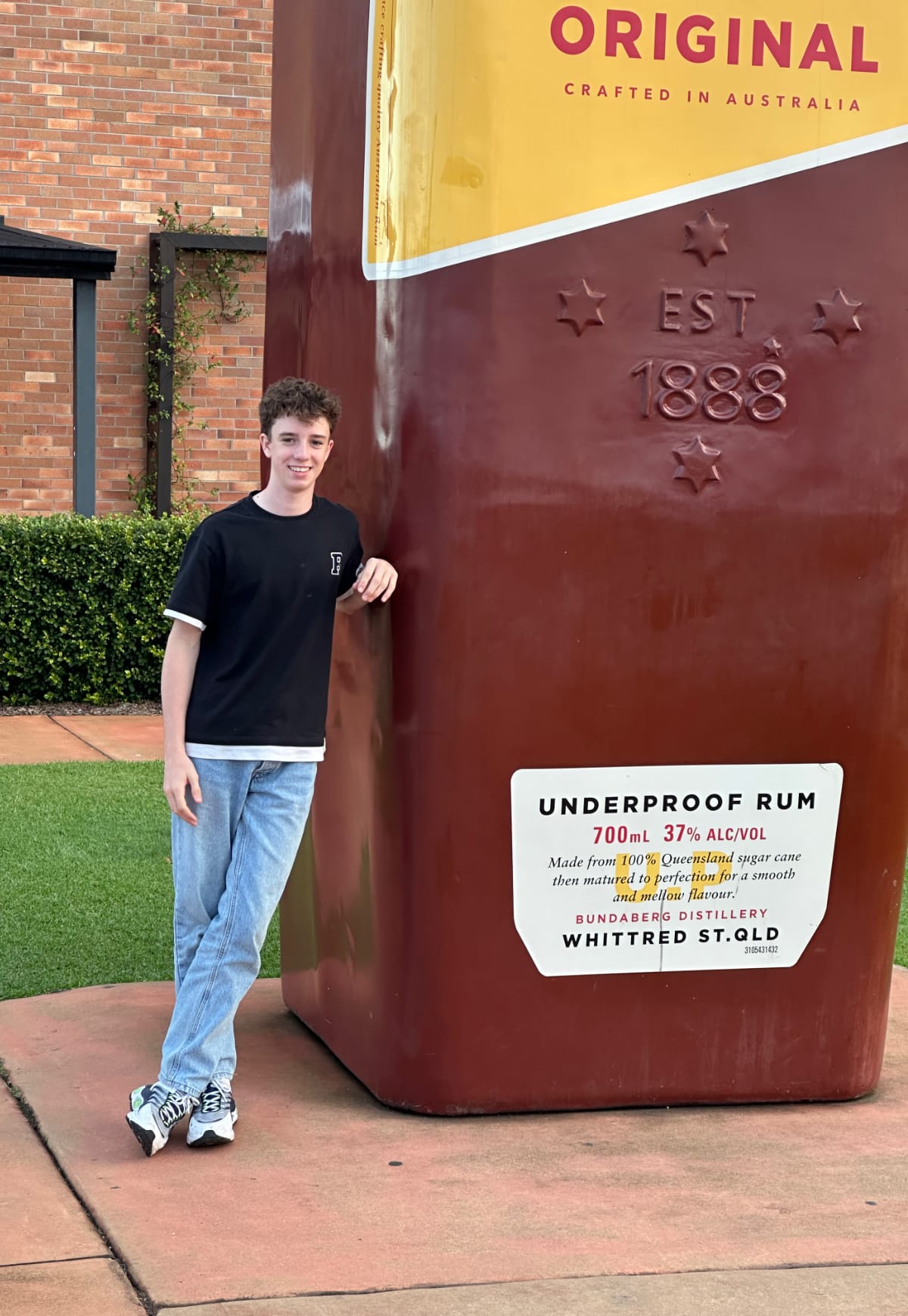 Leonard 1 Leonard vor einer meterhohen Flasche Bundaberg Rum