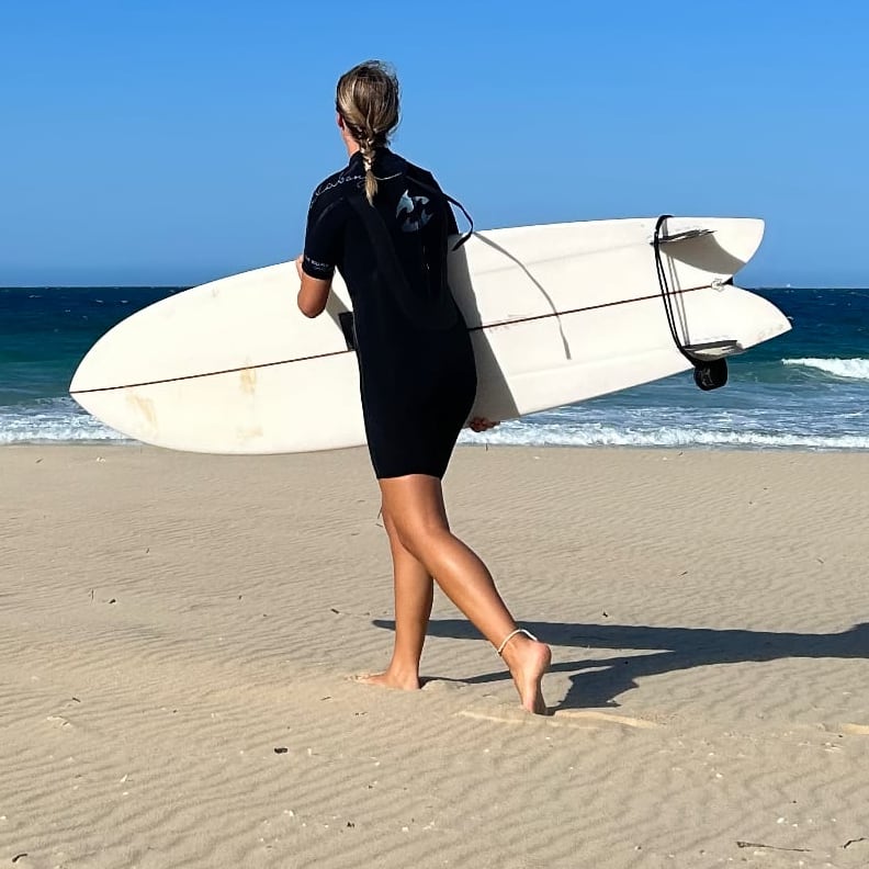 Helena mit Surfboard