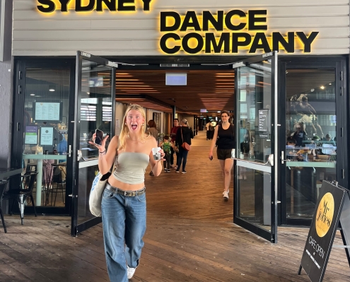Mia vor der Sydney Dance Company Sydney Dance Company