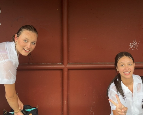 Meine Gastschwestern Leela und Carol nach einem Regenguss Meine Gastschwestern Leela und Carol nach einem Regenguss