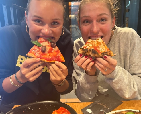 Pizza essen mit Leela (rechts: Johanna) Pizza essen mit Leela (rechts: Johanna)