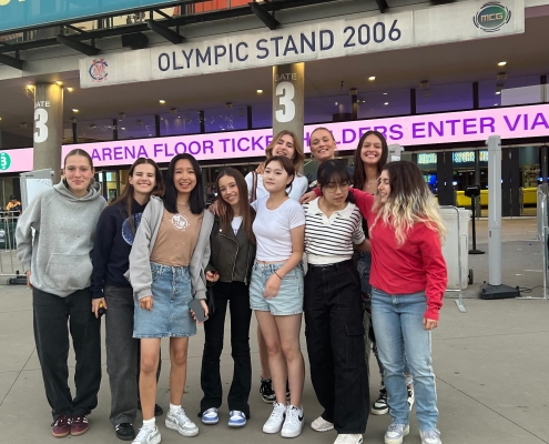 Die Geburtstagsgäste vor dem Melbourne Cricket Ground (Taylor Swift Konzert) Die Geburtstagsgäste vor dem Melbourne Cricket Ground (Taylor Swift Konzert)