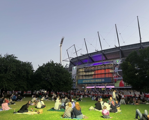 Geburtstagsfeier einer Freundin neben dem Melbourne Cricket Ground (Taylor Swift Konzert) Geburtstagsfeier einer Freundin neben dem Melbourne Cricket Ground (Taylor Swift Konzert)