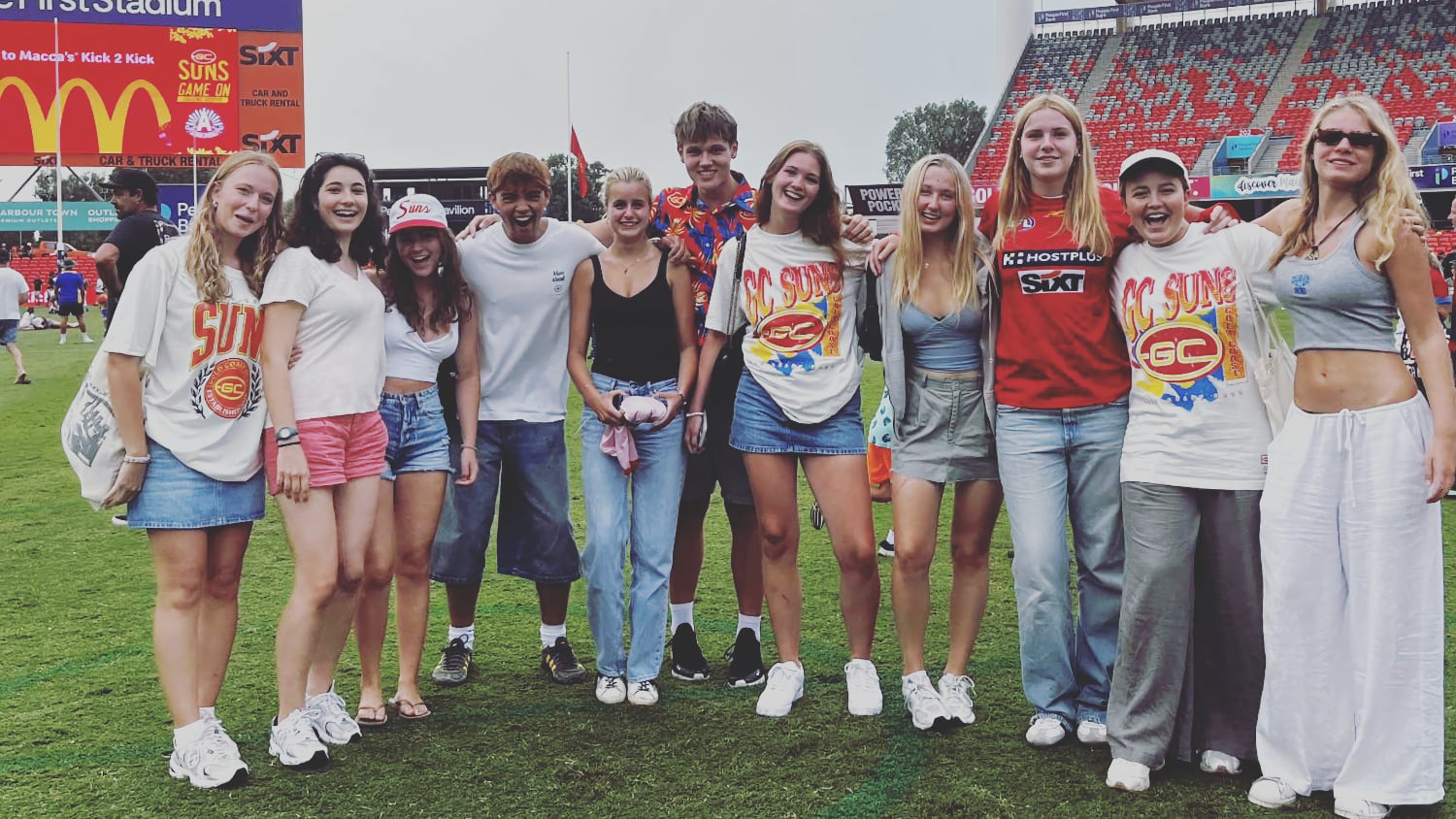 Gruppenbild im Stadion Gruppenbild im Stadion