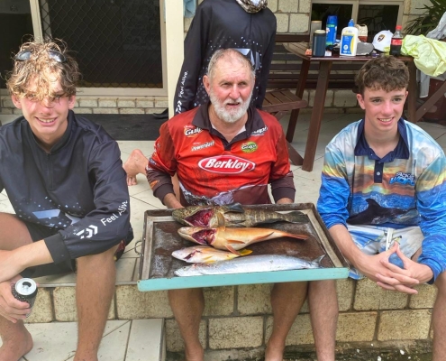 Meine Brüder, deren Onkel und ich nach einem erfolgreichen Fischtag Meine Brüder, deren Onkel und ich nach einem erfolgreichen Fischtag