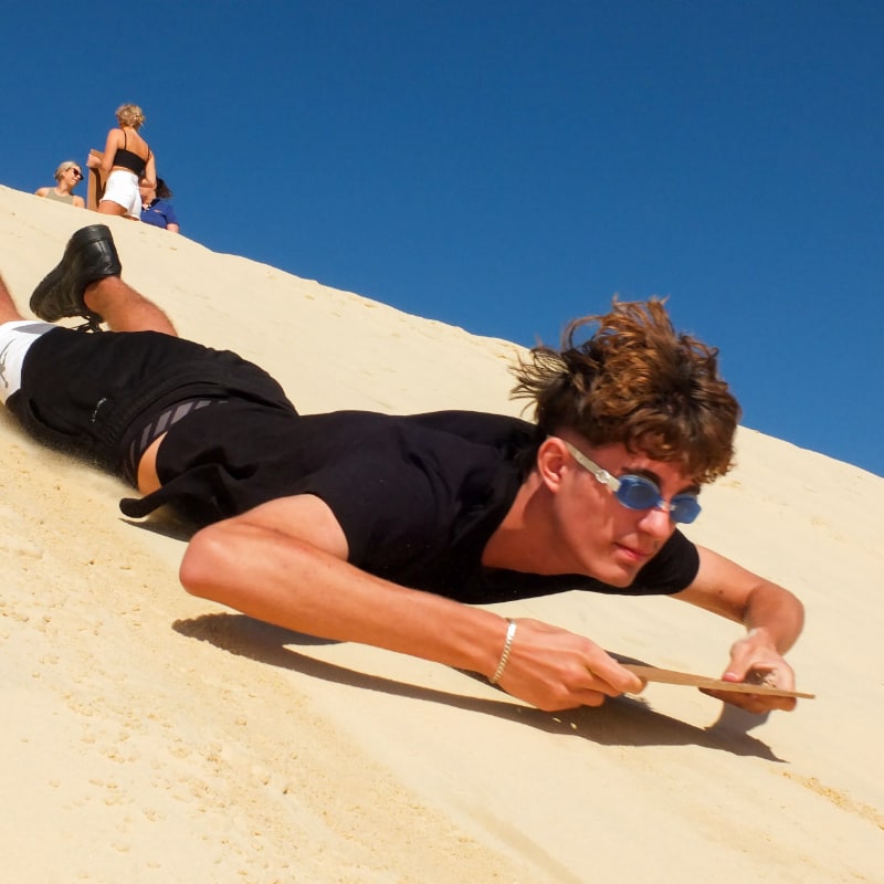 Jannis beim Sandboarden auf Tangalooma