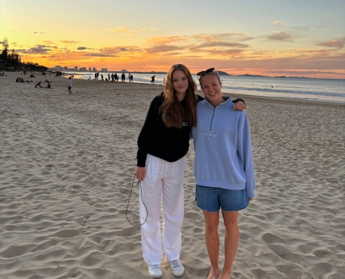 Anna (rechts) mit Gastschwester am Strand in Mooloolaba Anna (rechts) mit Gastschwester am Strand in Mooloolaba