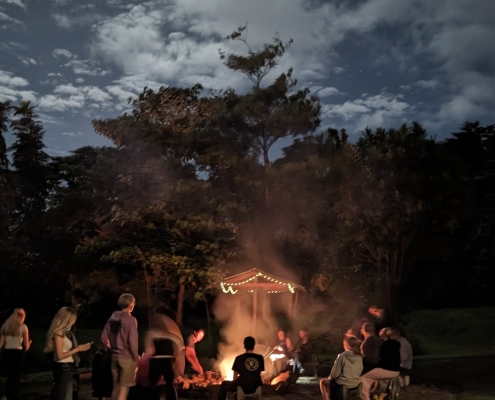 Lagerfeuer beim Daintree Rainforest Schultrip Lagerfeuer beim Daintree Rainforest Schultrip