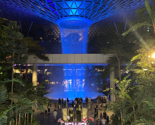 Der berühmte Wasserfall am Flughafen Singapur Der berühmte Wasserfall am Flughafen Singapur