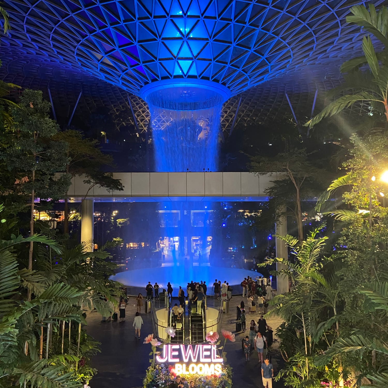 Der berühmte Wasserfall am Flughafen Singapur Der berühmte Wasserfall am Flughafen Singapur