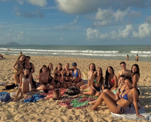 Luisa (rechts) mit Mountain Creek SHS Internationals am Moololaba Beach Luisa (rechts) mit Mountain Creek SHS Internationals am Moololaba Beach