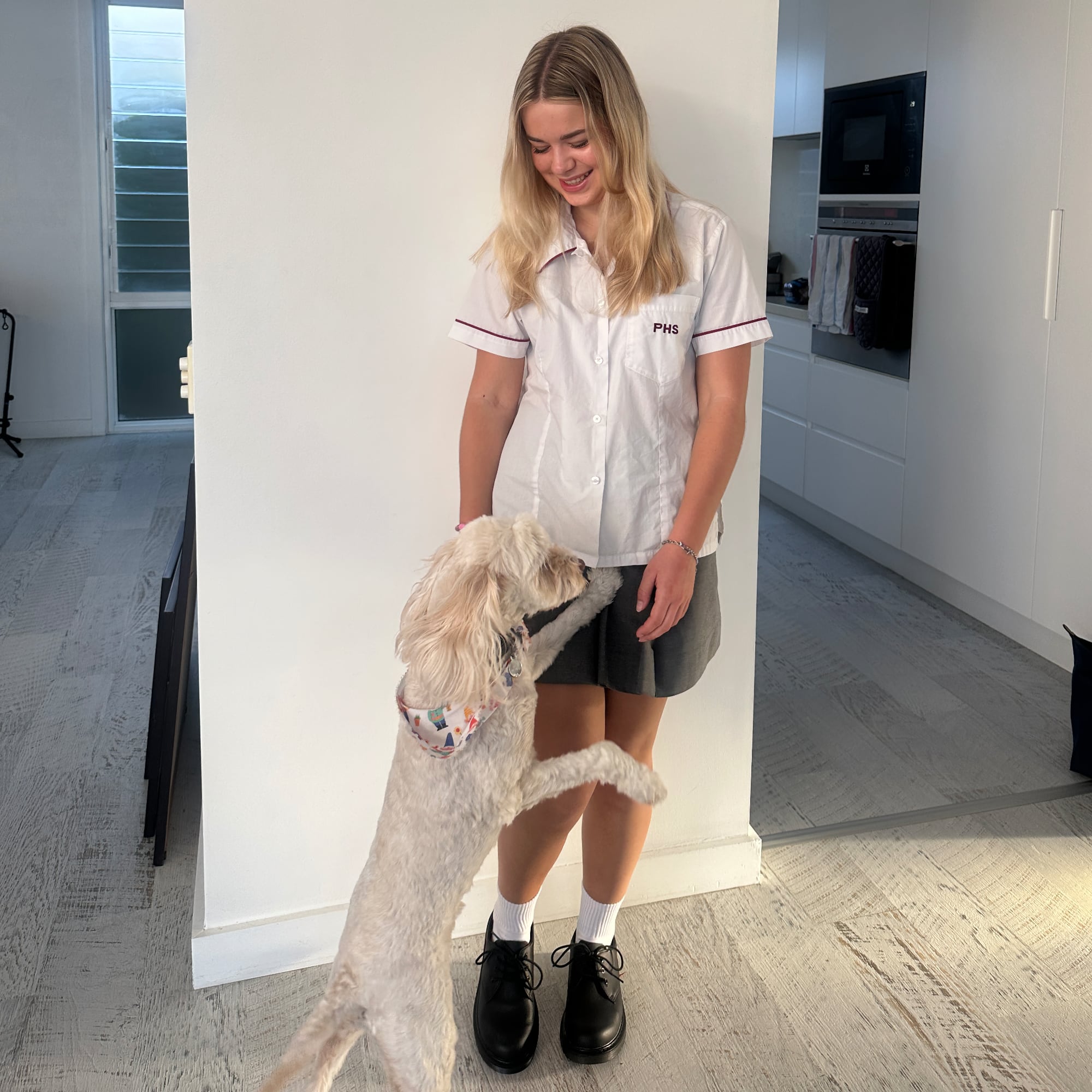 Meine Schuluniform und der Gasthund Meine Schuluniform und der Gasthund