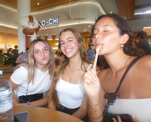 Eisessen mit Schulfreunden