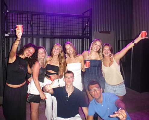 Mit Schulfreunden auf einer Geburtstagsfeier