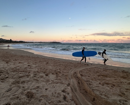 Surfer am Dee Why Beach, Sydney Surfer am Dee Why Beach, Sydney