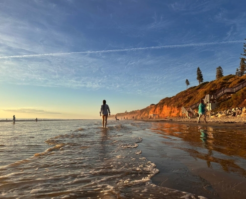 Strandspaziergang nach dem Surfen Strandspaziergang nach dem Surfen