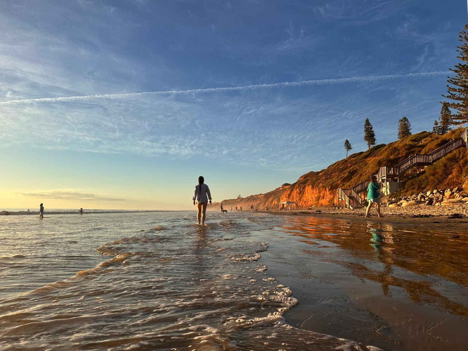 Strandspaziergang nach dem Surfen Strandspaziergang nach dem Surfen