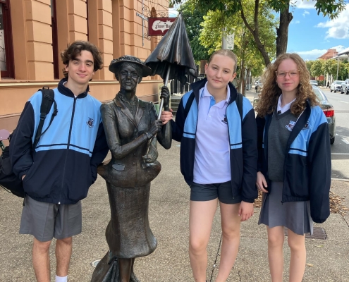 Maryborough State High School - Schüler mit Mary Poppins Statue Maryborough State High School - Schüler mit Mary Poppins Statue