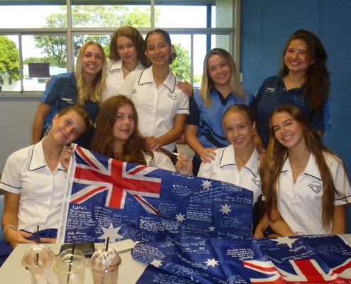 In der Schule (KWSC) beim Signieren von Flaggen In der Schule (KWSC) beim Signieren von Flaggen