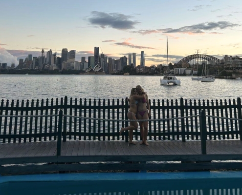 Mit einer befreundeten Austauschschülerin am Pool mit Sydney-View Mit einer befreundeten Austauschschülerin am Pool mit Sydney-View